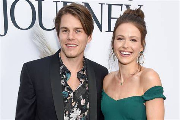 Actress Jocelyn Hudon Husband, Married, Bikini, Wiki, Age, Bio