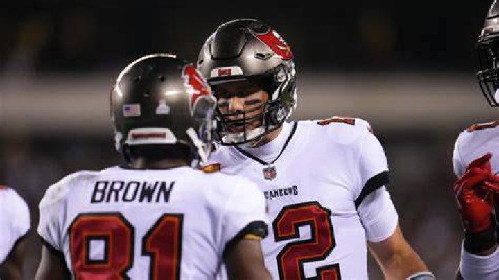 Antonio Brown Leaks Lengthy Tom Brady Text