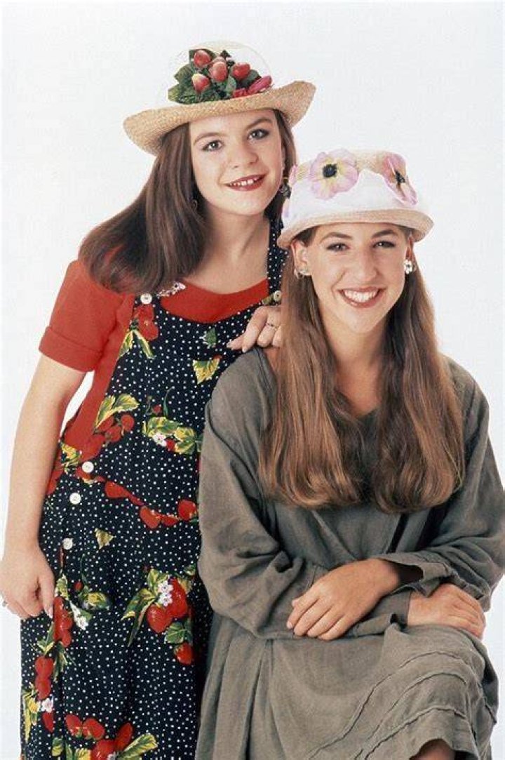 Are Mayim Bialik and Jenna Von Oy friends?