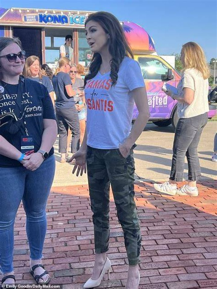 Casey Desantis height is 5 feet 5 inches