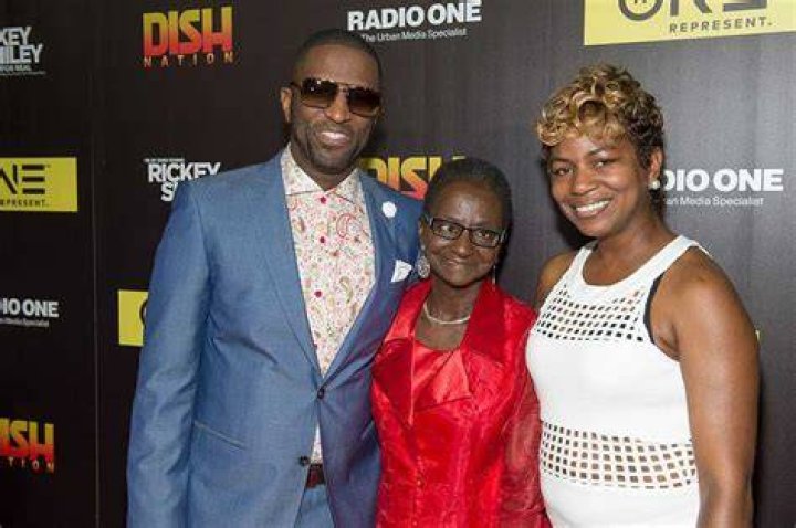 Does Rickey Smiley have siblings? Does Rickey Smiley have brothers?
