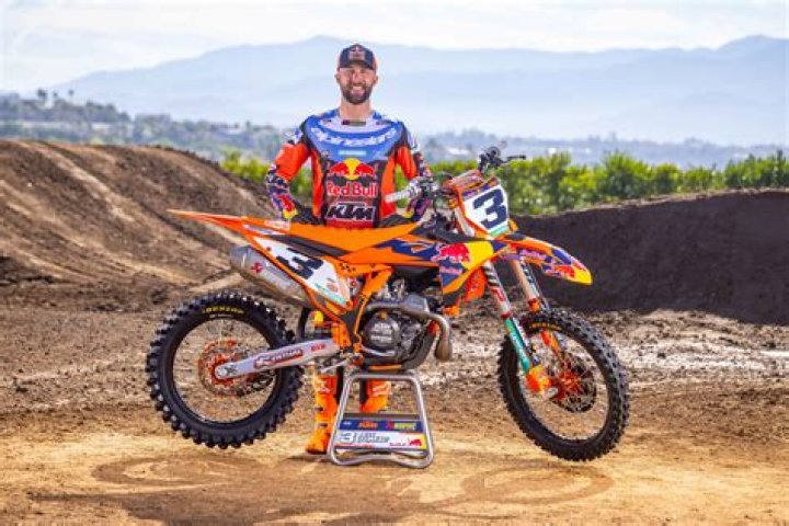 Eli Tomac in racing