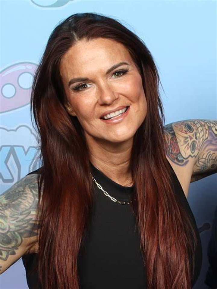How tall is Amy Dumas