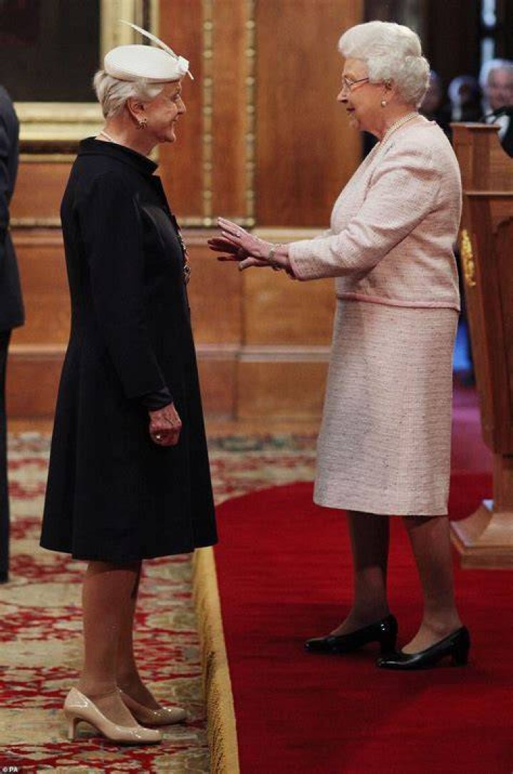 How tall is Angela Lansbury