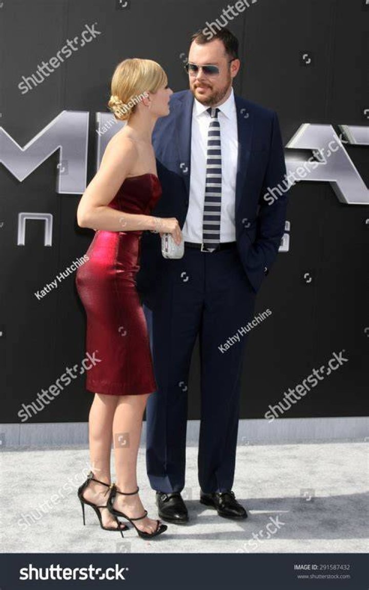 How tall is Beth Behrs