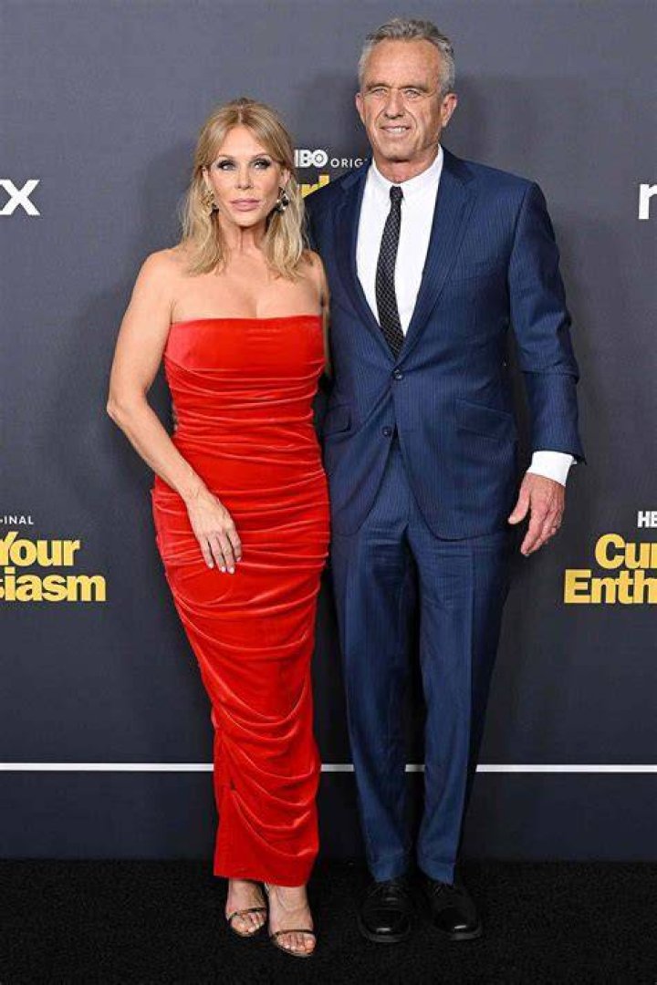 How tall is Cheryl Hines