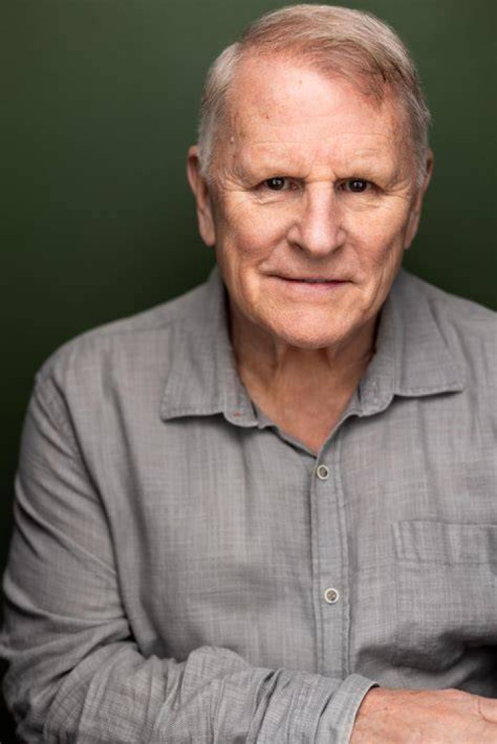 How tall is Gordon Clapp