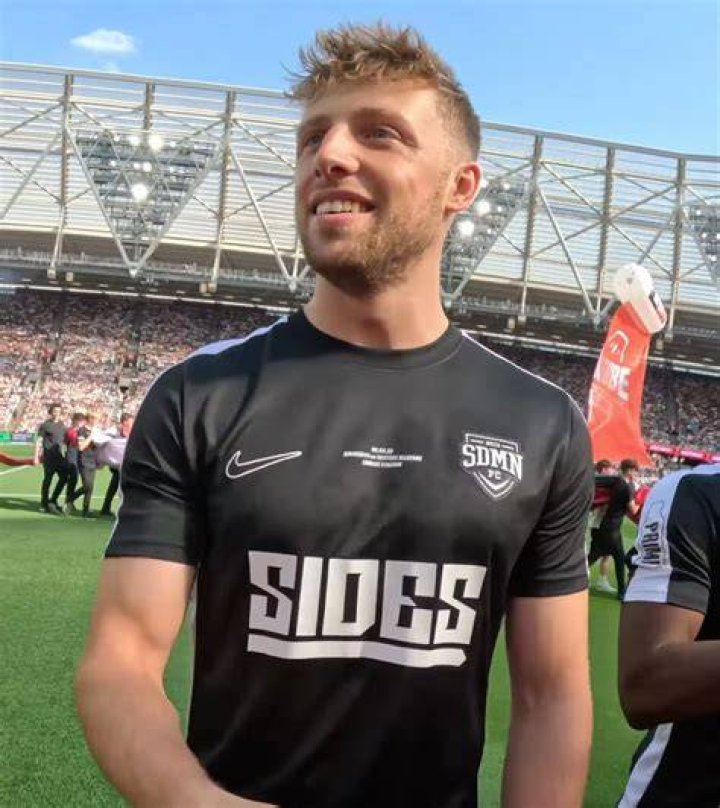 How tall is Harry Lewis