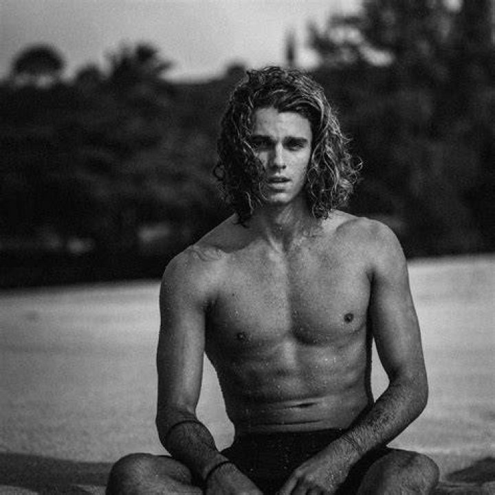 How tall is Jay Alvarrez?