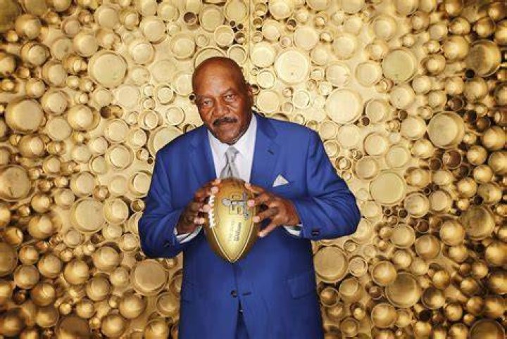 How tall is Jim Brown