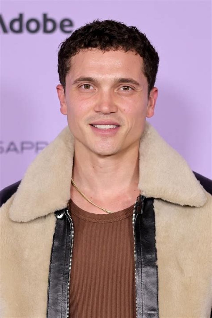 How tall is Karl Glusman