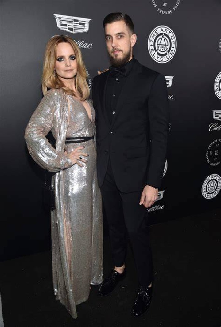 How tall is Mena Suvari
