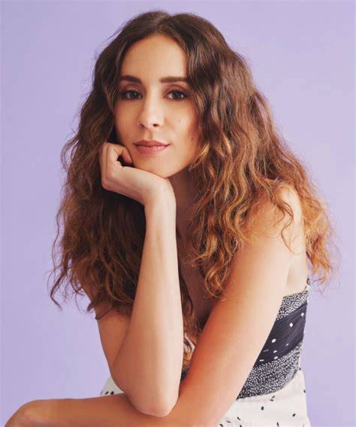 How tall is Troian Bellisario