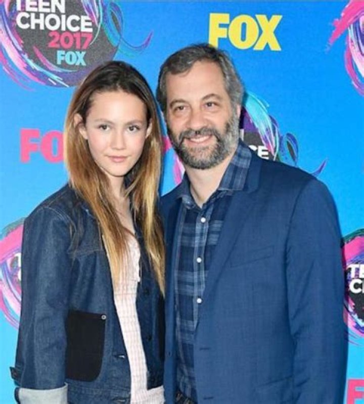 Iris with her father Judd Apatow, mother Leslie Mann, and sister Maude Apatow
