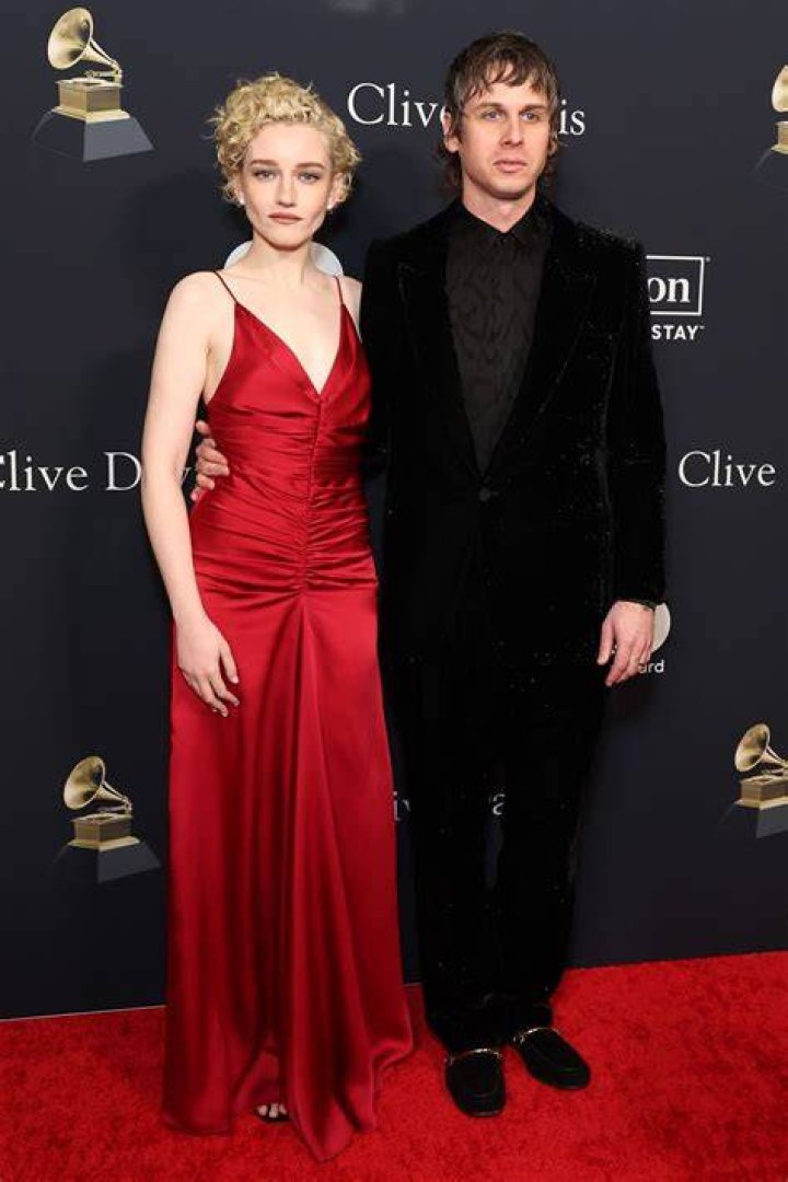 Is Julia Garner Gay? Get More Information!