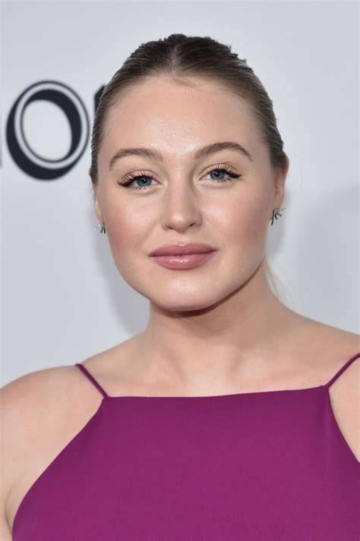 Iskra Lawrence makeup free