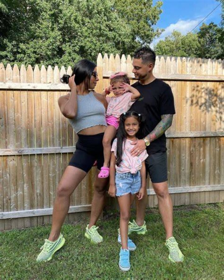 Maybelline Perez with her daughters