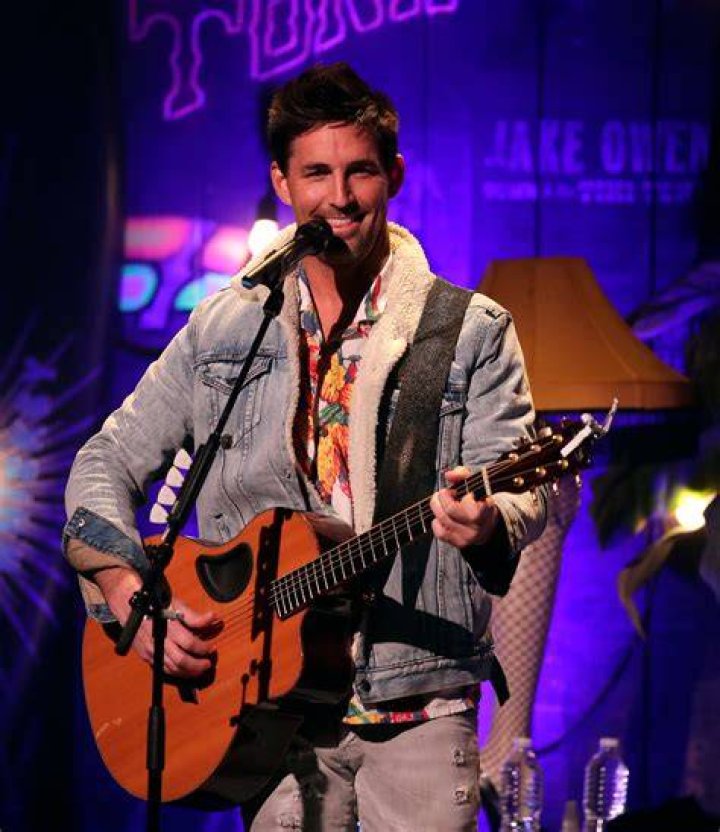 NASHVILLE, TN-SEP 1: Jake Owen (R) and mother Mitzi Owen attend