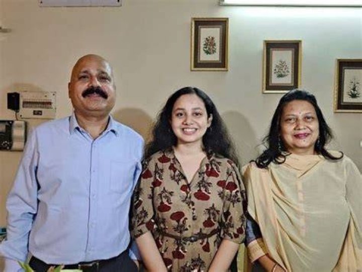 Ria Dabi with her parents