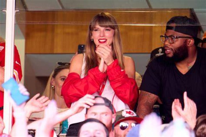 Taylor Swift cheers on Travis Kelce at Kansas City Chiefs game