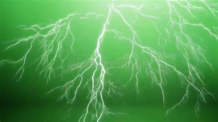 What happens when white light strikes a green wall