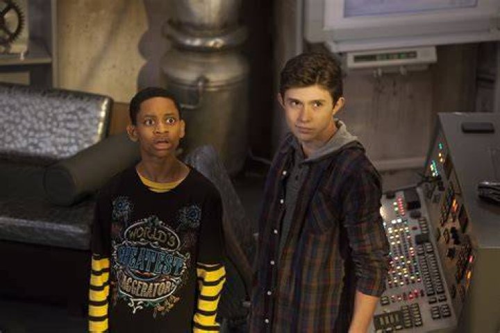 Who plays leo in lab rats